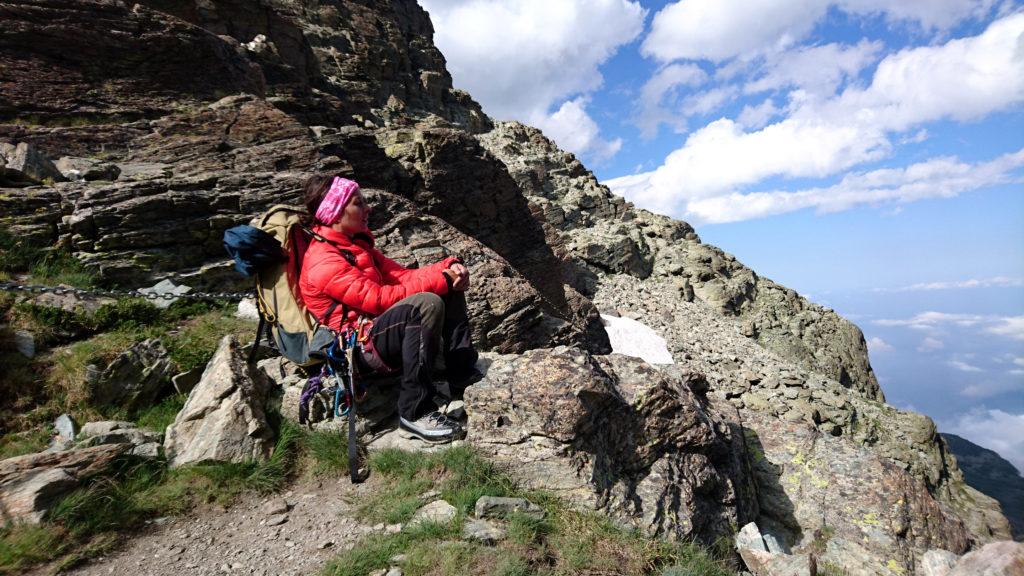 Erica riposa 5 minuti al passo delle Sagnette prima dell'ultima ora di discesa