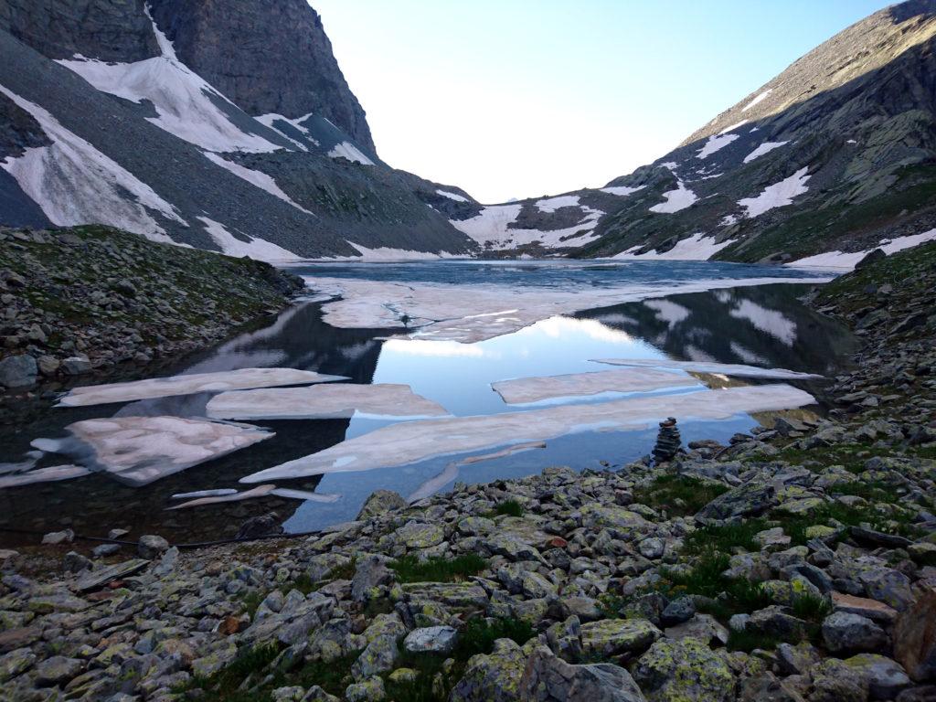 il Lago Grande di Viso con i pezzi di ghiaccio affioranti