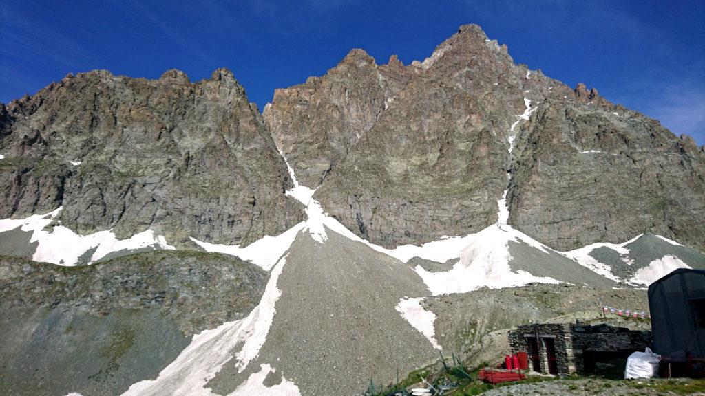 Vista d'insieme della parete Est del Monviso. Si sale lungo l'evidente linea diagonale