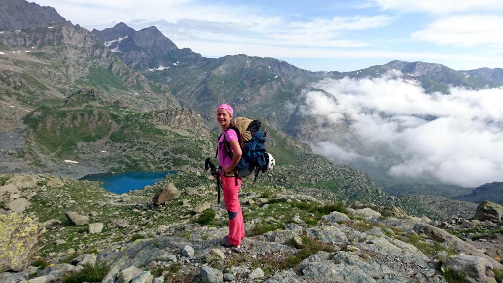 Torniamo verso valle la mattina del lunedì. Erica con il lago Chiaretto