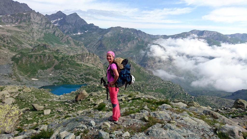 Torniamo verso valle la mattina del lunedì. Erica con il lago Chiaretto