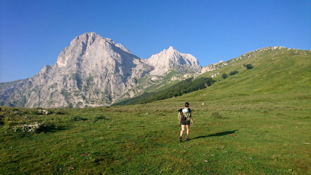 è una bellissima giornata sul Gran Sasso: dai Prati di Tivo la visibilità è ancora ottima