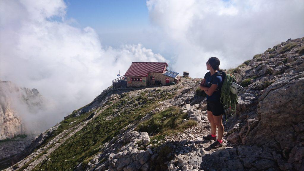 tempo di mollare un po' di attrezzatura e iniziamo a salire verso il Passo dei Due Corni, a 10 minuti dal Franchetti