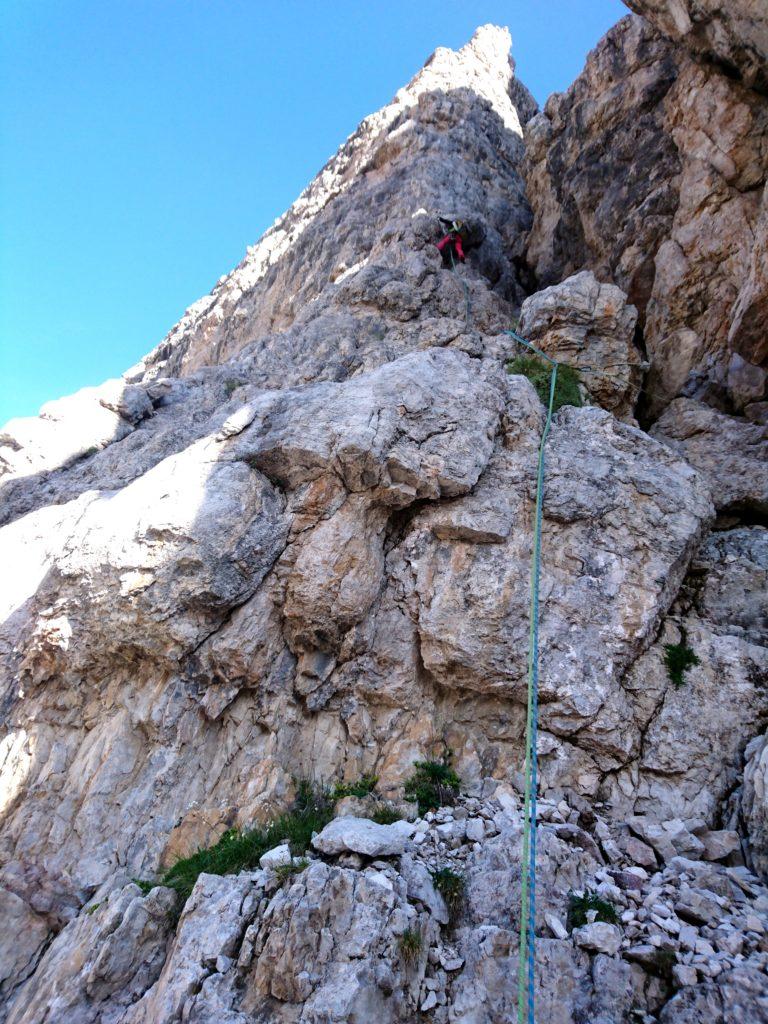 il primo tiro di III sullo spigolo Gasperi, come si vede la roccia è lavoratissima