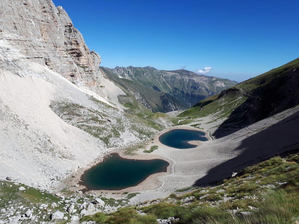 i Laghi di Pilato visti dal sentiero che porta in cima al Vettore