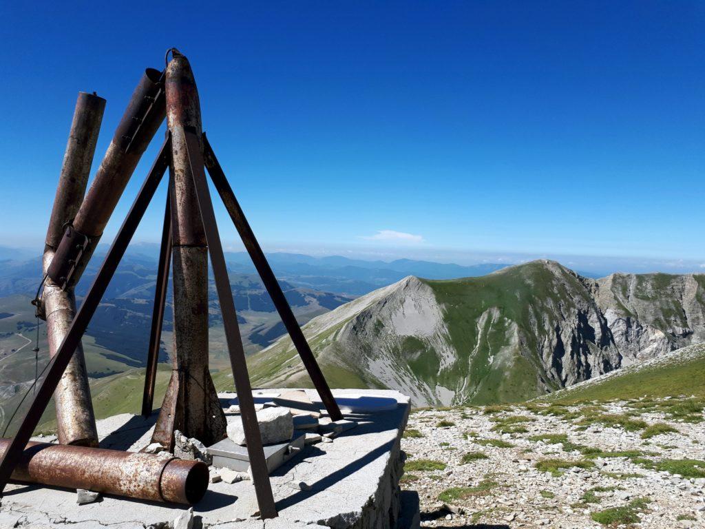 quasi sulla cima del Vettore: resti di qualcosa, forse una croce