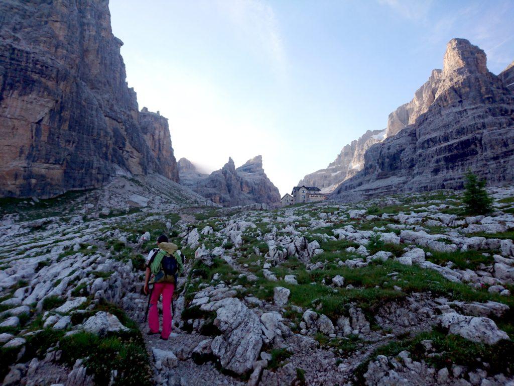 non sono ancora le 7.30 e la valle è ancora in ombra, ma la giornata si preannuncia fantastica