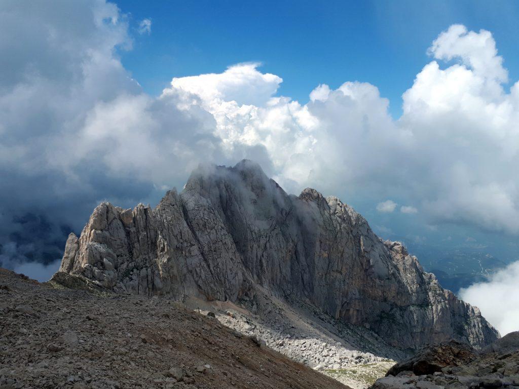 le pareti del Corno Piccolo, che ci studiamo tra una nuvola e l'altra