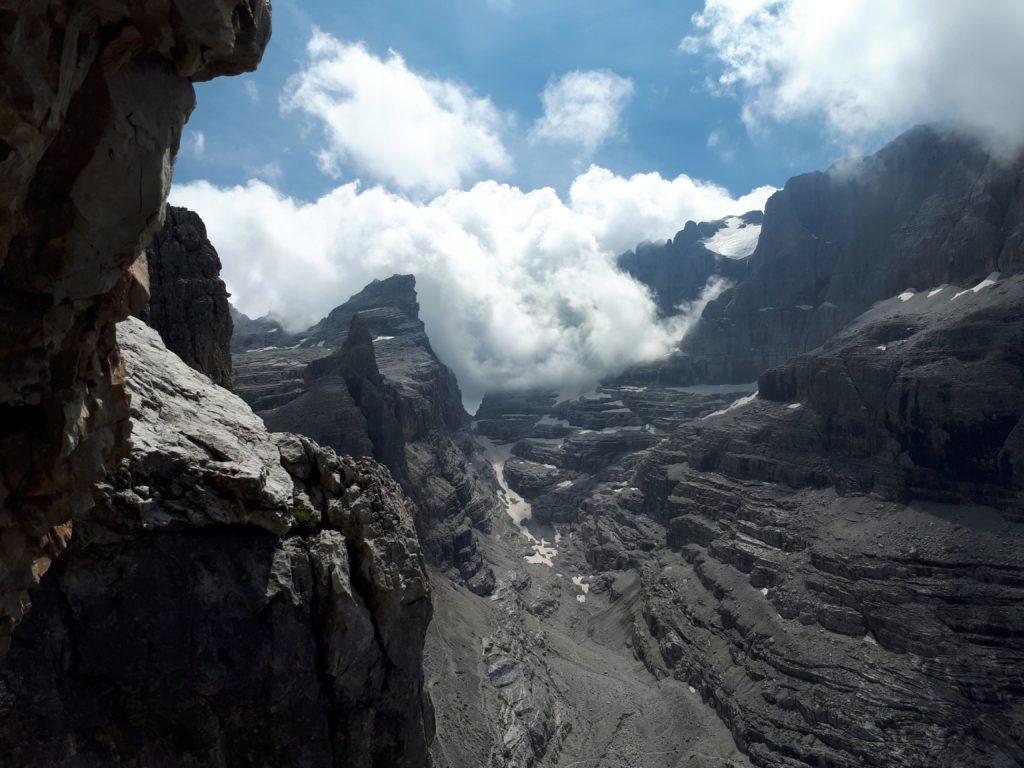 le nuvole si addensano in bocca di Tuckett, ma nel complesso il cielo è sgombro