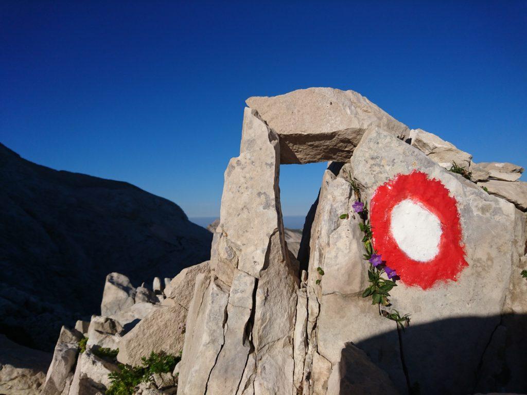 ometto e segnavia artistici al Passo dei Due Corni