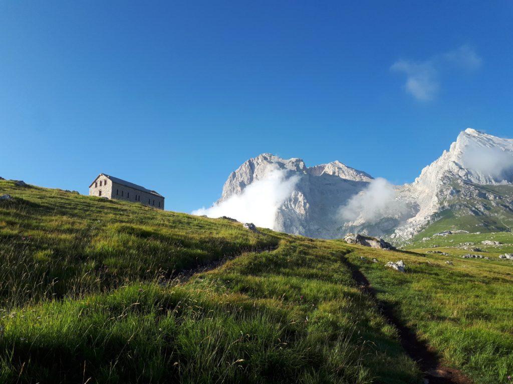 l'albergo Diruto: dietro le prime nuvole iniziano ad addensarsi sul Gran Sasso