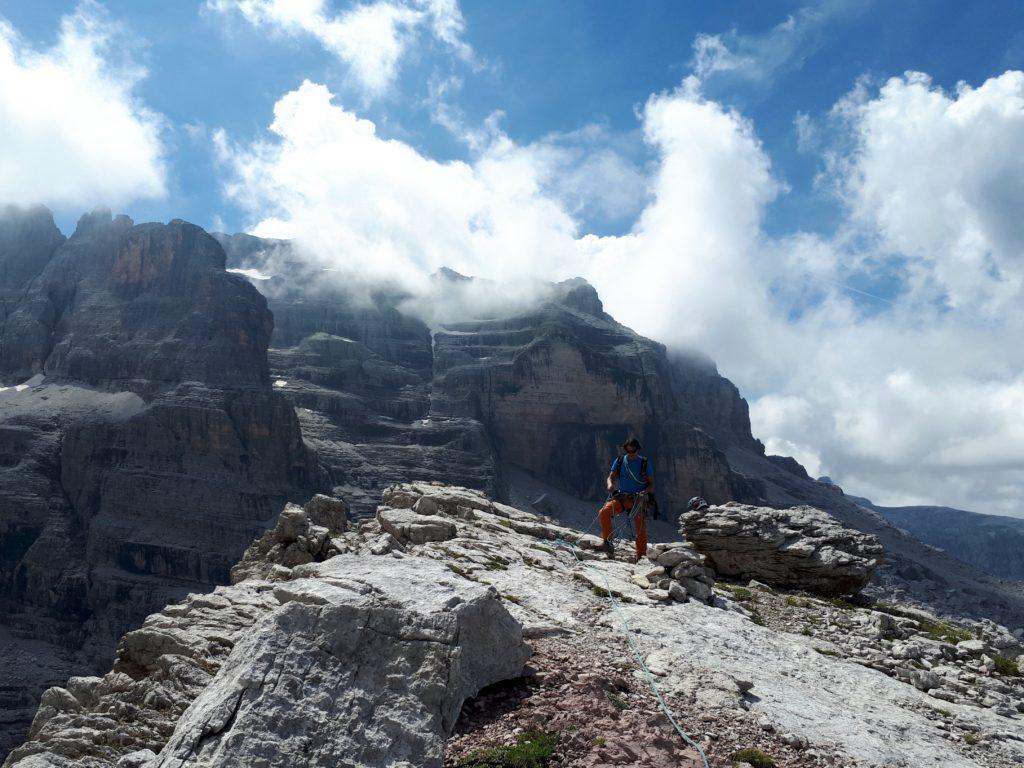 sistemiamo le corde per procedere sulla cengia in conserva veloce