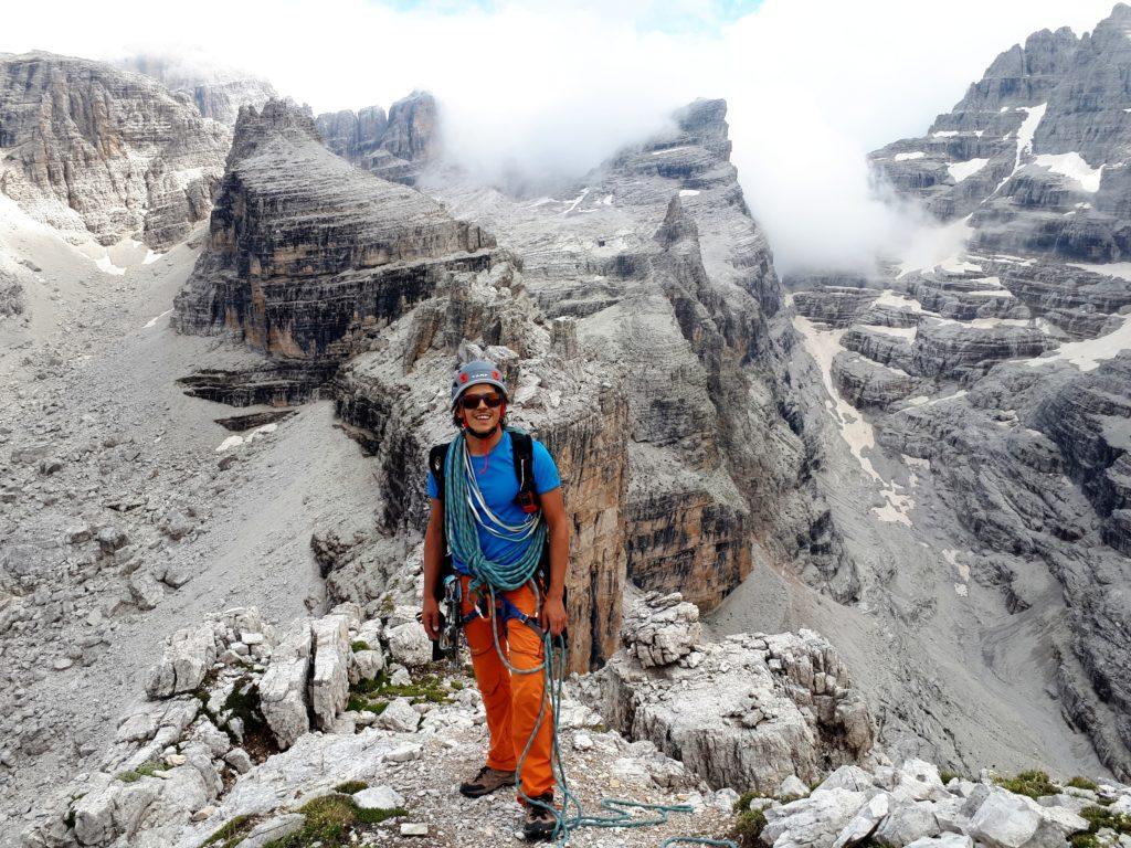 qui siamo già in cima al Castelletto Inferiore, con sullo sfondo la bocca di Tuckett e la &quot;pinna&quot; del Sella