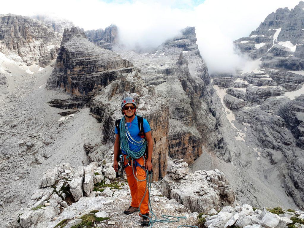 qui siamo già in cima al Castelletto Inferiore, con sullo sfondo la bocca di Tuckett e la "pinna" del Sella