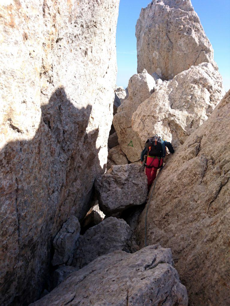 in molti punti si "passeggia" tra le rocce della cresta