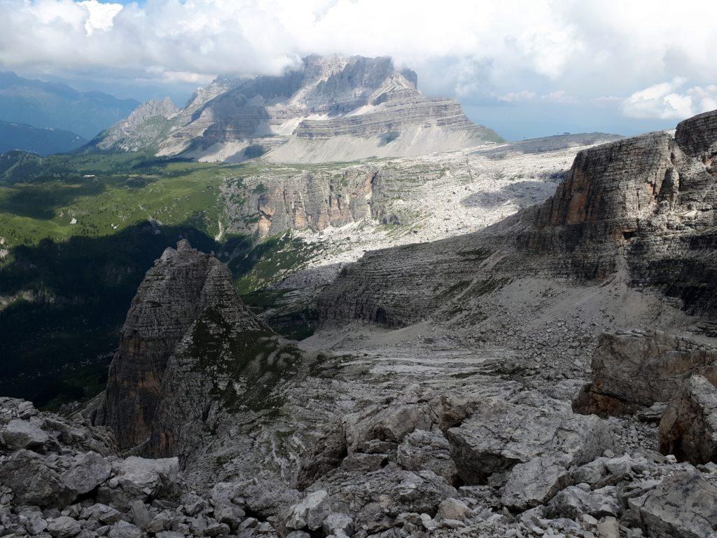 la Pietra Grande, che non si è mai tolta il suo cappello di nuvole