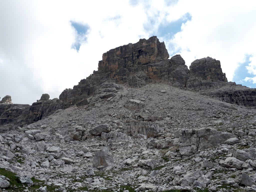 il Castelletto Inferiore visto dal versante opposto al Tuckett: questo è il ghiaione che si deve scendere "sciando" fino a raggiungere qualche traccia omettata