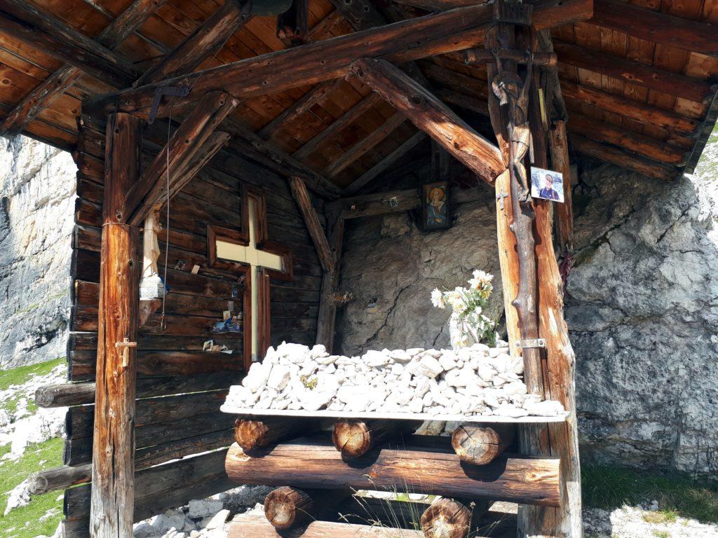 la cappella del Tuckett: alla madonnina vengono offerti sassolini uno sull&#039;altro, come da tradizione del buddismo delle montagne nepalesi e tibetane. Lo spirito avvicina i popoli, ed è bellissimo che sia così