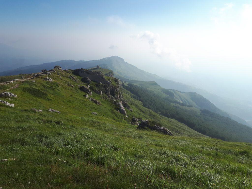 siamo ormai arrivati alla località Madonnina, dove arrivano gli impianti, che noi ovviamente disdegnamo :)