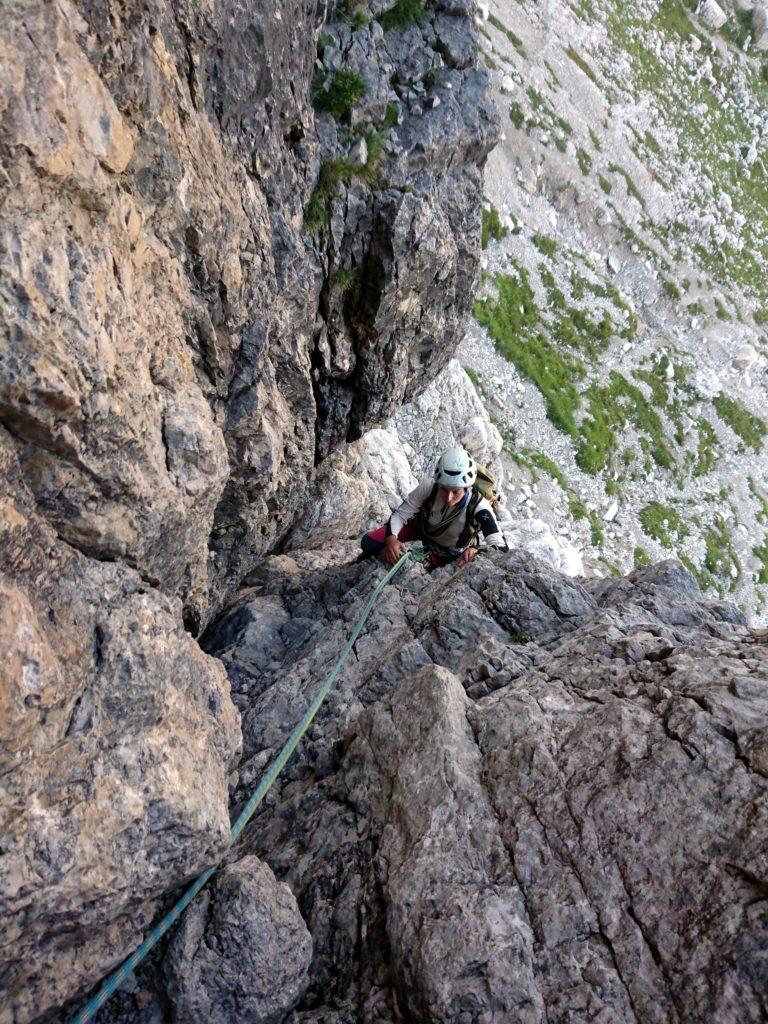 si risale il camino stando alla sua sinistra, su facili passaggi