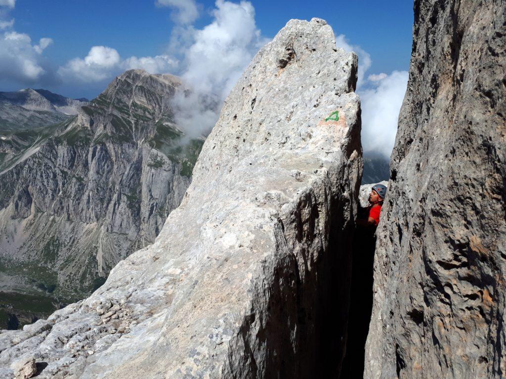 in questo punto si può passare sopra la grande roccia oppure all'interno della fessura