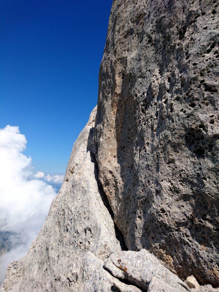 ... perchè altrimenti avremmo dovuto affrontare questa bella cengietta con le scarpe da avvicinamento: qui è ancora percorribile, ma poi diventa ben più esile