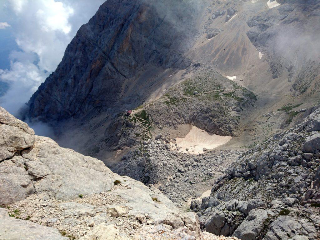 il Franchetti sempre più in basso, visto quasi dalla vetta del Corno Piccolo