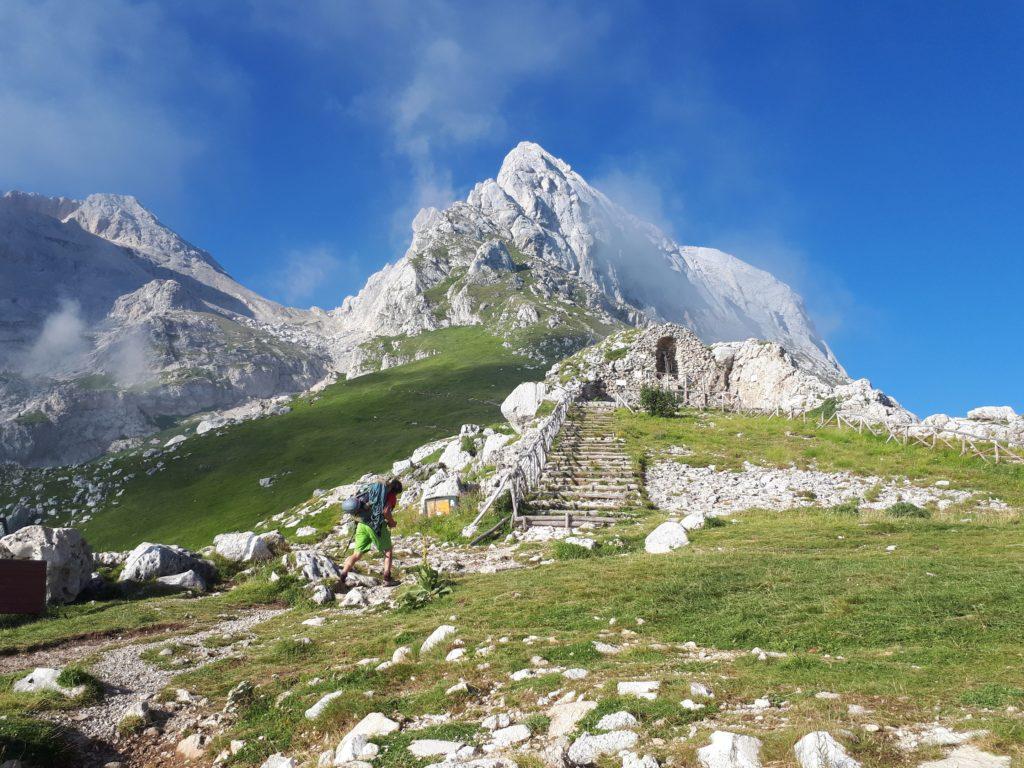 siamo ormai arrivati alla località Madonnina, dove arrivano gli impianti, che noi ovviamente disdegnamo :)