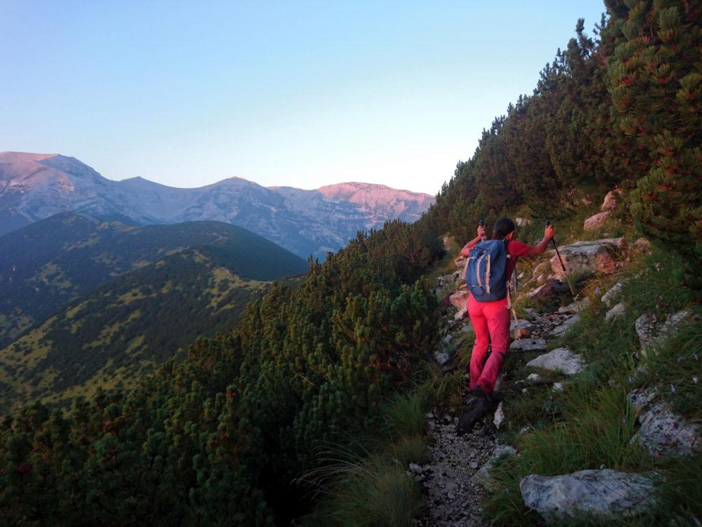 con le prime luci dell'alba iniziamo la salita verso il bivacco Fusco: qui si concentra la maggior parte del dislivello