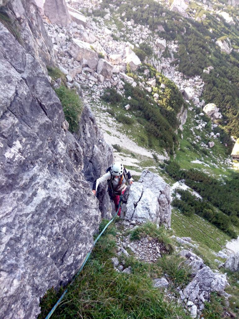 Passo finale di uscita dal primo tiro con cui si raggiunge il terrazzone