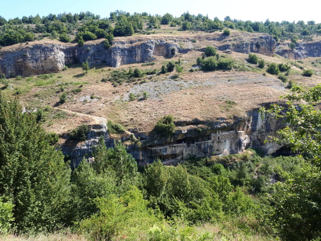 la profonda valle, che bisogna discendere, e sull&#039;opposta parete l&#039;eremo di San Bartolomeo