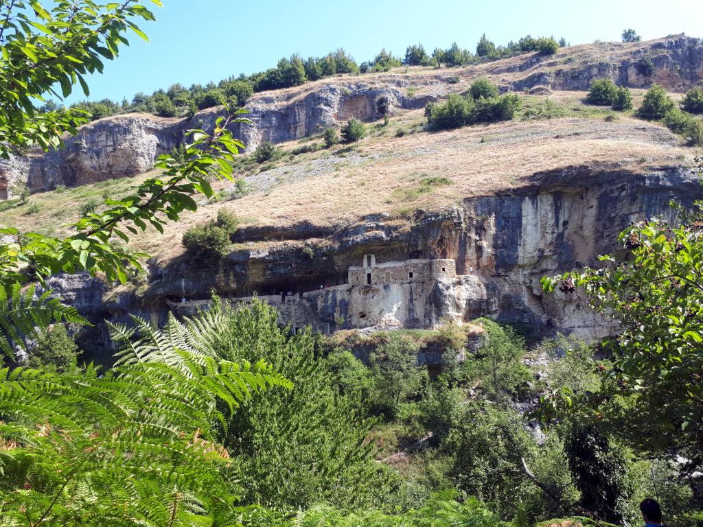 la profonda valle, che bisogna discendere, e sull'opposta parete l'eremo di San Bartolomeo