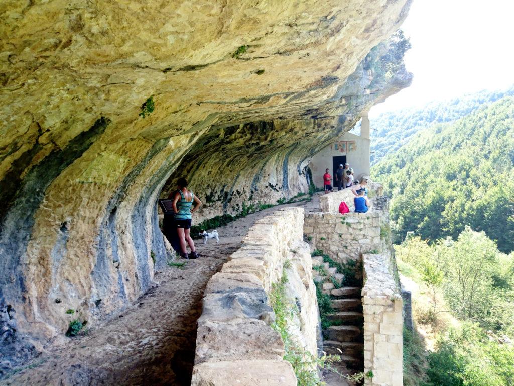 la balconata ricavata nella roccia sulla quale si affaccia l'eremo