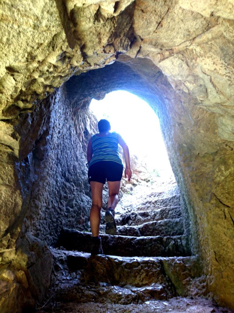 al termine della balconata, attraverso questo passaggio, ci si ricollega al sentiero che arriva da Roccamorice