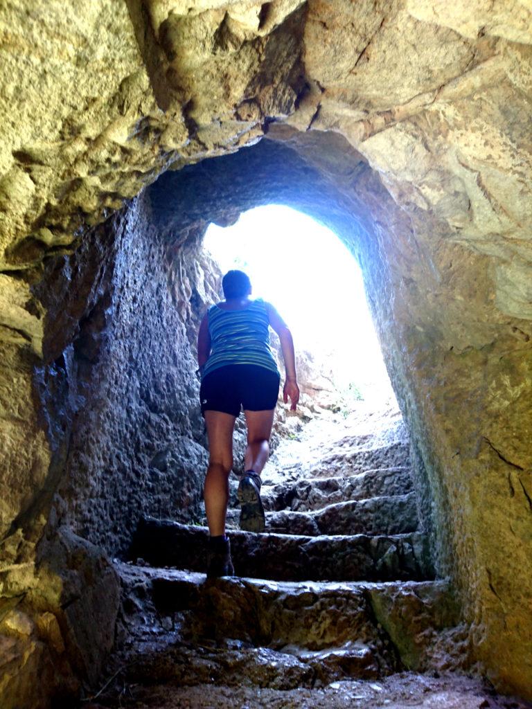 al termine della balconata, attraverso questo passaggio, ci si ricollega al sentiero che arriva da Roccamorice