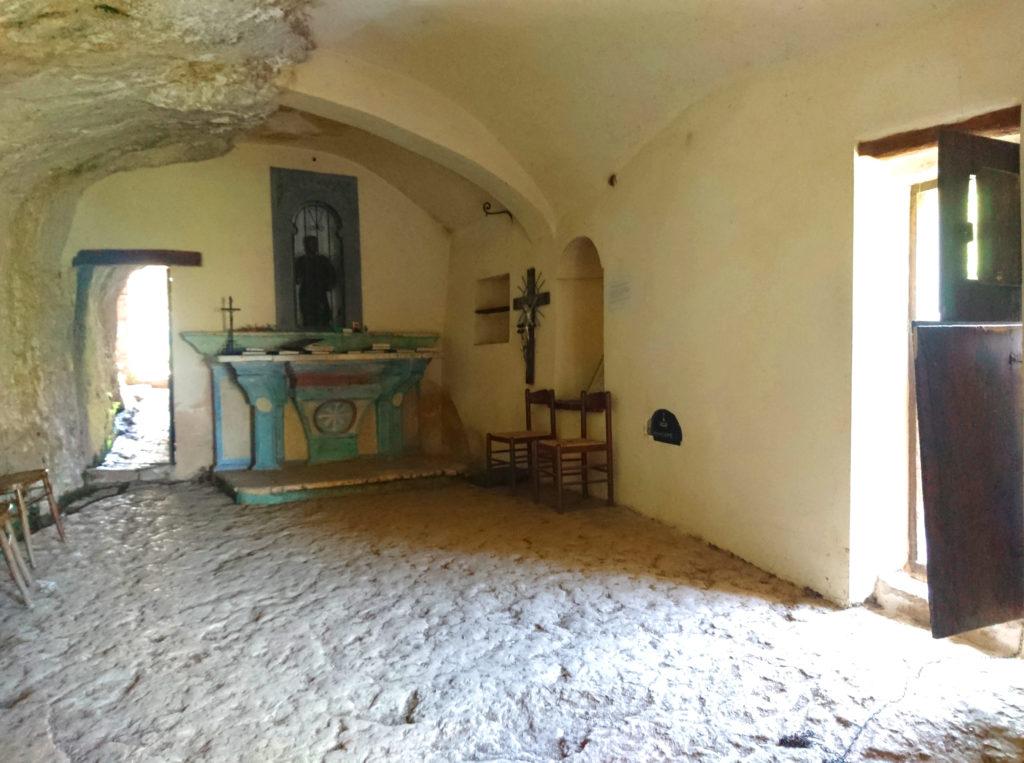 l'interno dello spazio di preghiera: sul retro una piccola stanzetta destinata ad ospitare l'eremita di turno