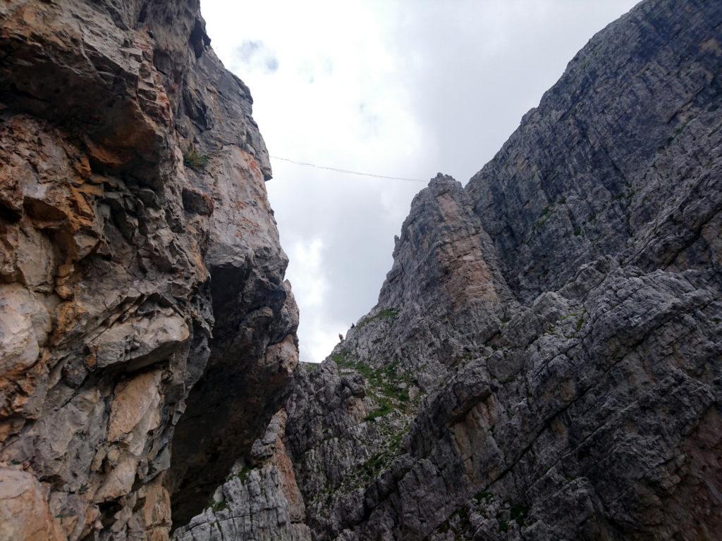 Al penultimo tiro notiamo che dei ragazzi hanno allestito una slackline tra i due torrioni