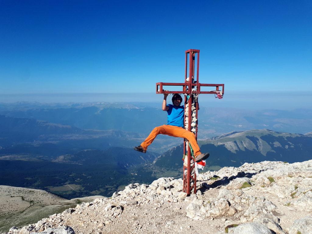 Gabri fa lo scemo sulla croce di vetta