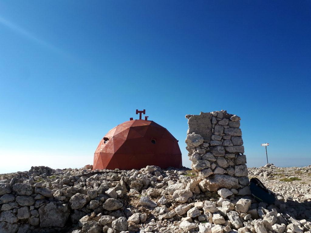 il Bivacco Pelino e i resti del vecchio rifugio in pietra del 1890