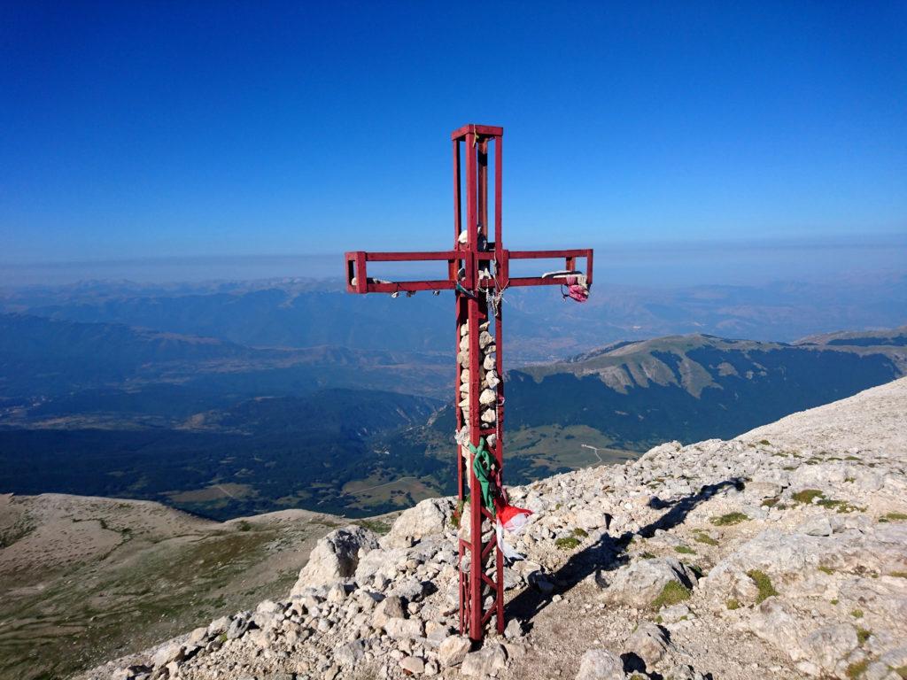 altra foto della Croce di vetta, con le valli sottostanti