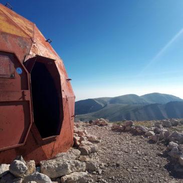 gemelli diversi: cima del Monte Amaro dal Rifugio Pomilio, dal Gran Sasso alla Majella