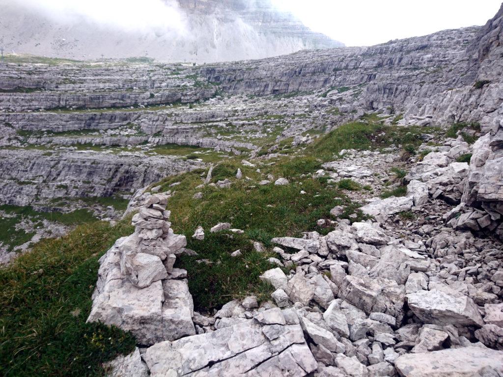 La comoda traccia che dalla cima conduce al Graffer