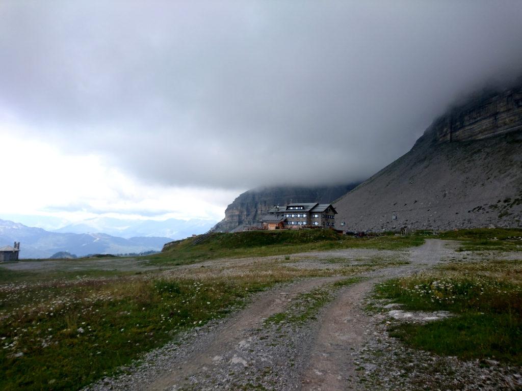 Il rifugio Graffer sotto le nubi minacciose