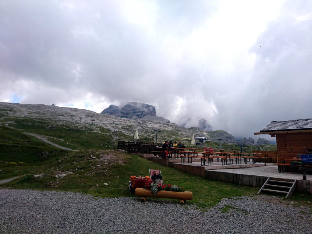 L'ampia terrazza del rifugio Graffer