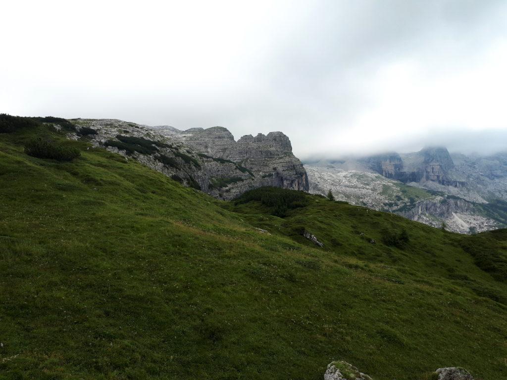 Vista dei torrioni della Corna Rossa dalla parte alta del sentiero di discesa