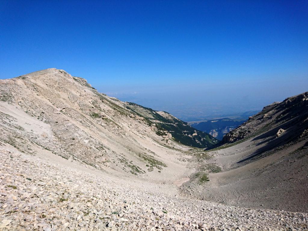 uno dei valloni laterali: non c&#039;è riparo, nulla di vagamente verticale