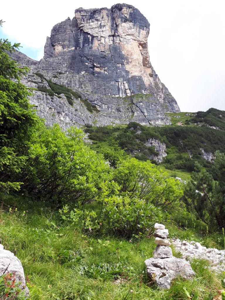 Questo è l'ometto da cui si stacca la traccia che sale in direzione dell'attacco