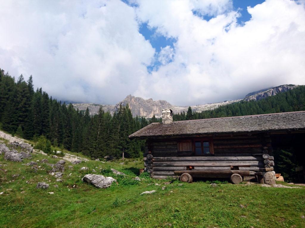 La malga di Vallesinella di Sopra e sullo sfondo la bastionata della Corna Rossa