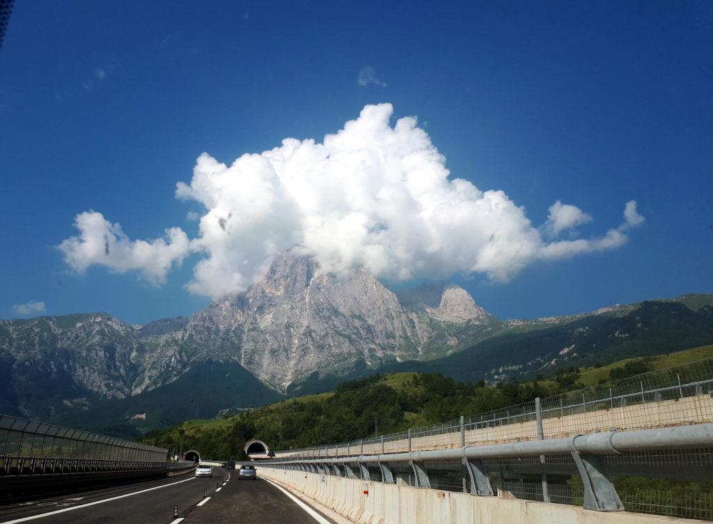 vista sul Gran Sasso dal traforo, con l&#039;immancabile cappello di nubi