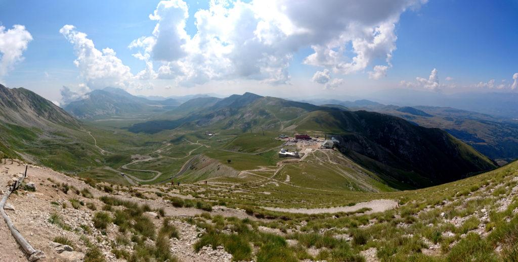 il parcheggio di Campo Imperatore, con l'Osservatorio e l'Albergo, visto dall'alto